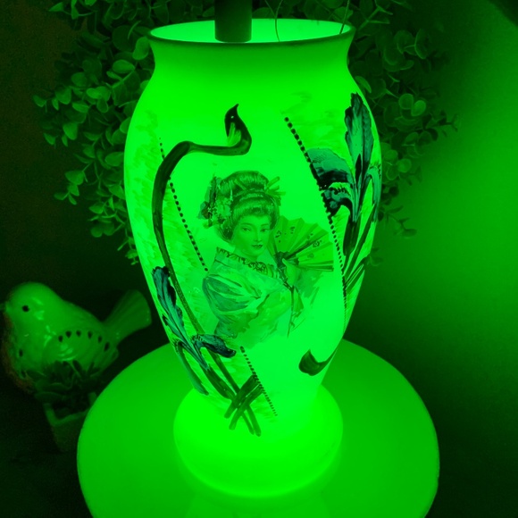 Antique Hand Painted Victorian French Opaline Uranium Vase - Picture 1 of 5